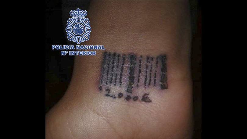 Spagna, tatuavano donne con codici a barre: fermato giro prostituzione