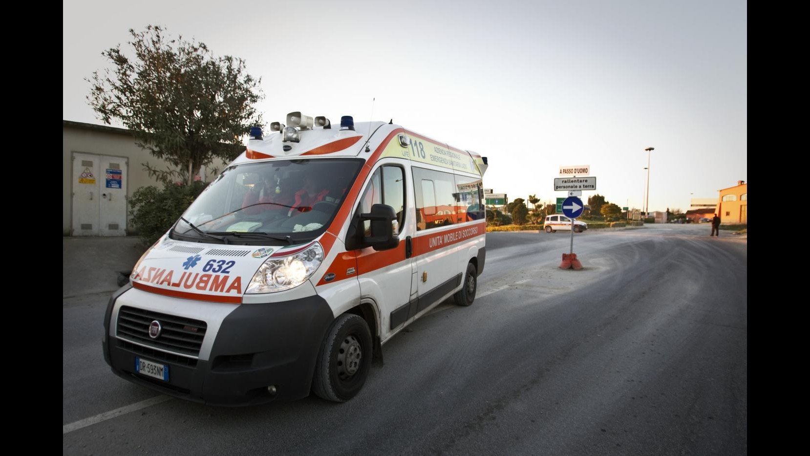Anziano muore incastrato nella finestra di casa propria a Roma
