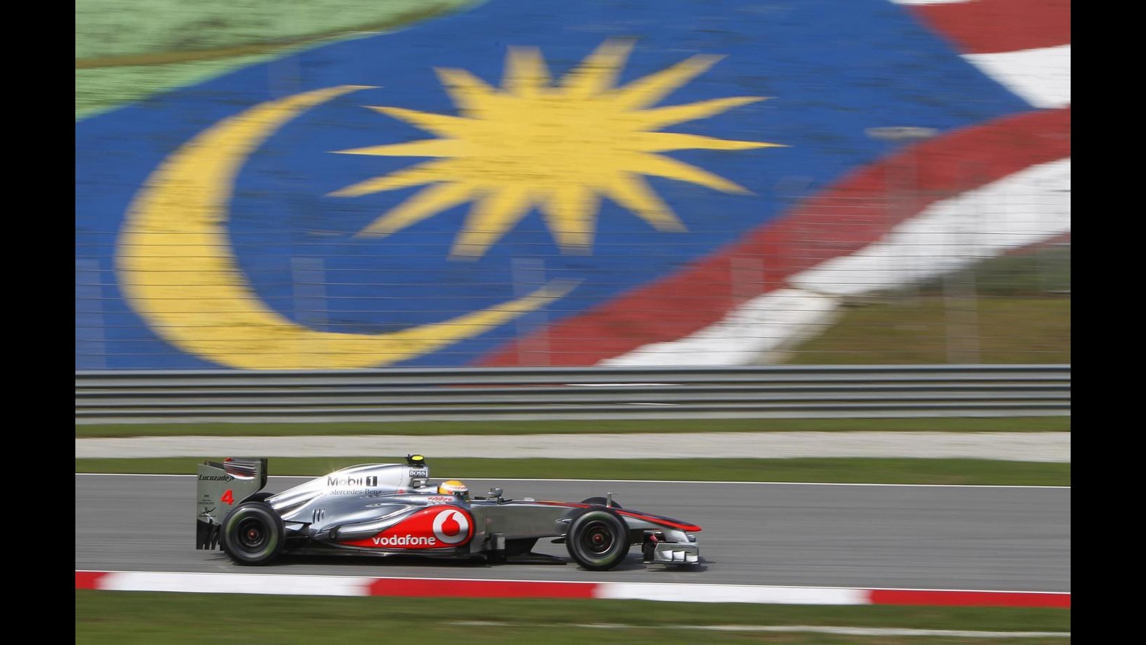 F1, Gp Malesia: Hamilton in pole. Alonso è nono: Passino in avanti