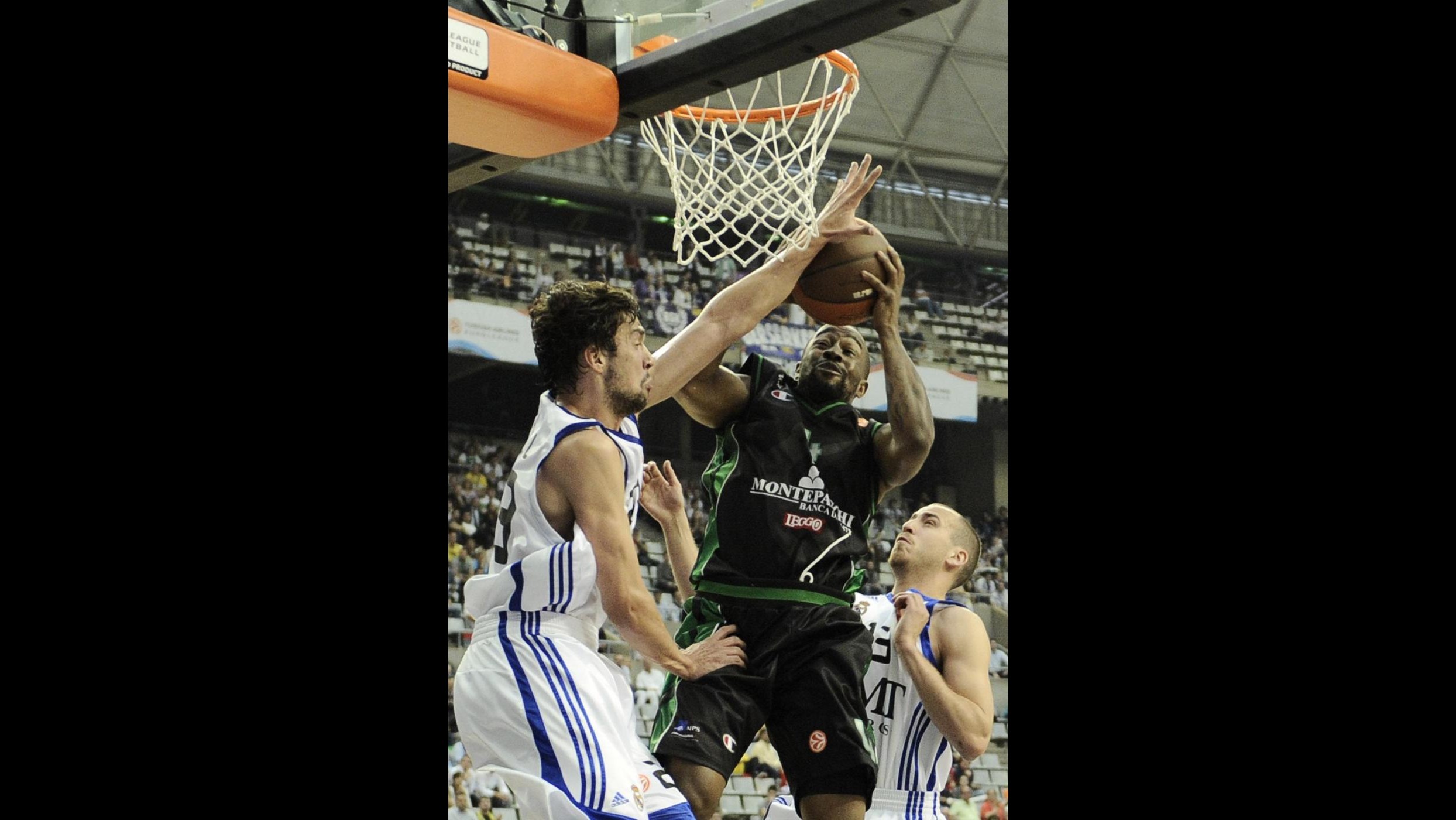 Super McCalebb tiene in vita Siena, Olympiakos ko 81-80 in gara 2