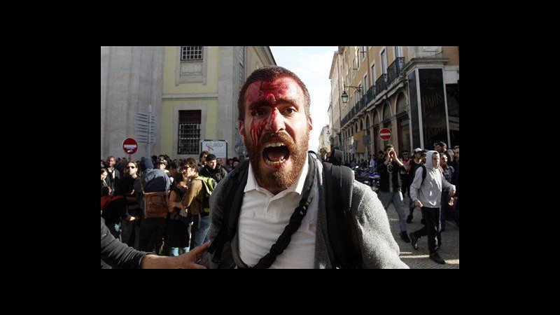 Portogallo, aperta inchiesta dopo pestaggio 2 fotografi in proteste