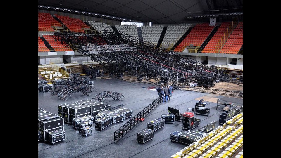 Caserta, scoperti 16 lavoratori in nero per concerto Pausini