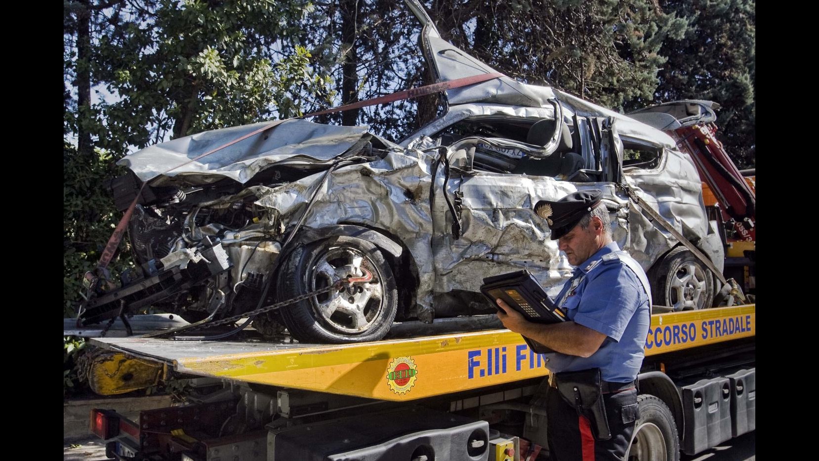 Si addormenta al volante all’alba, morta una 22enne nel cuneese