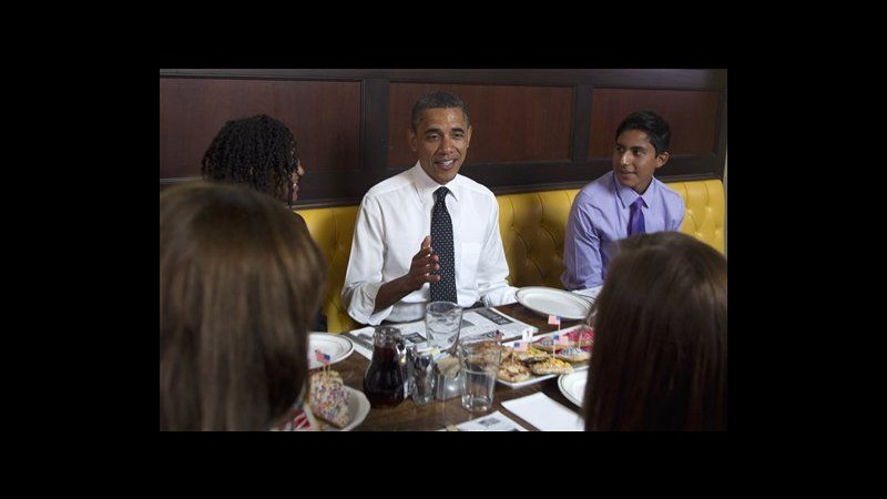 Usa, Obama a sorpresa a pranzo con volontari campagna 2012 a Washington