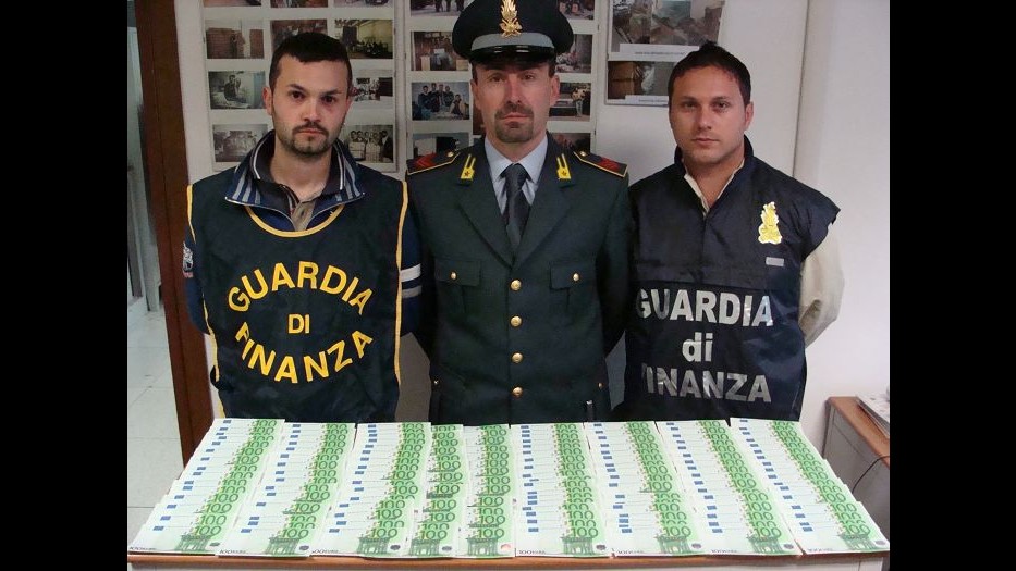 Usavano banconote false per pagare la droga, 9 arresti a Bergamo