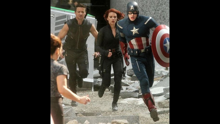 Scarlett Johannson, Chris Evans e Jeremy Renner sul set degli Avengers