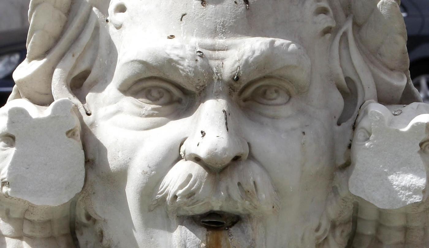 Preso il vandalo di piazza Navona, riconosciuto dalle scarpe