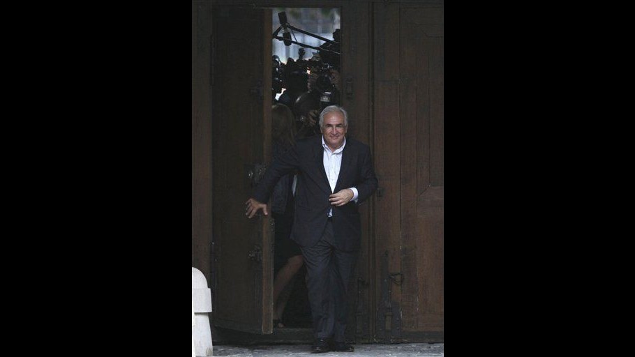 Strauss-Khan è di nuovo a casa, arrivato con la moglie a Parigi