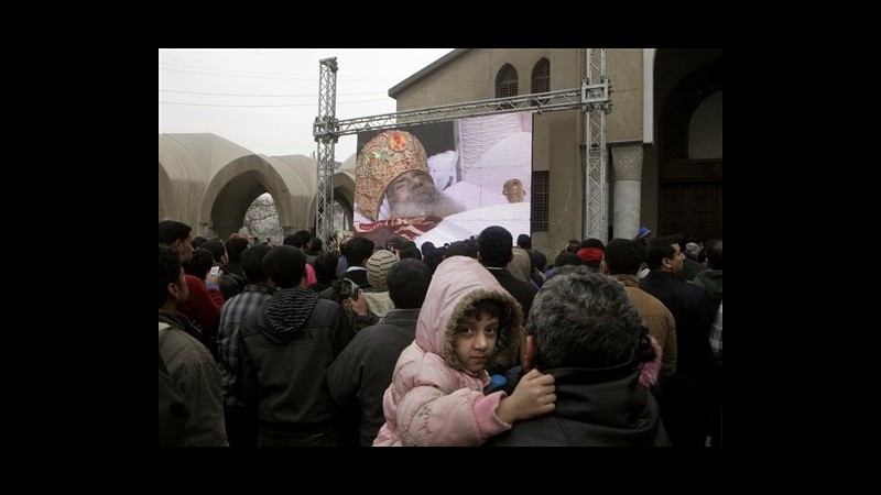 Egitto,decine migliaia di fedeli a funerali di papa copto Shenouda III