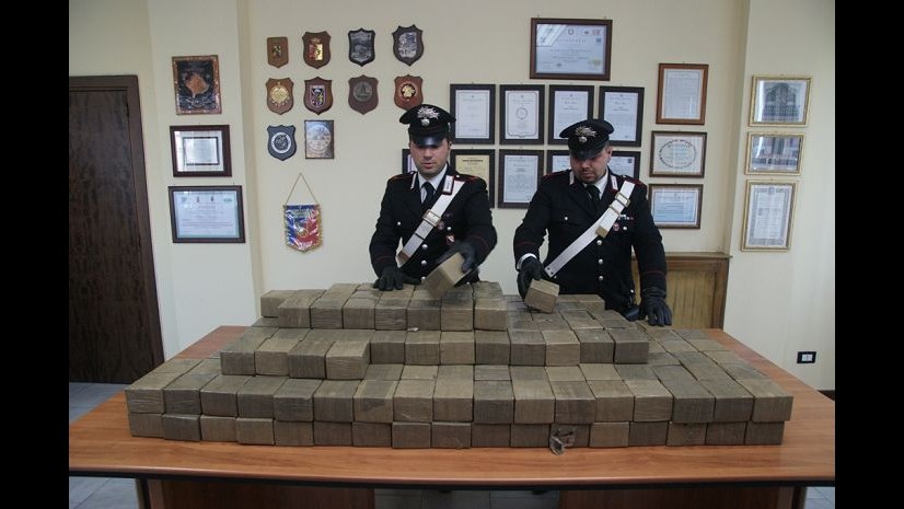 In autostrada con 390 chili di droga, arrestati 3 incensurati a Napoli
