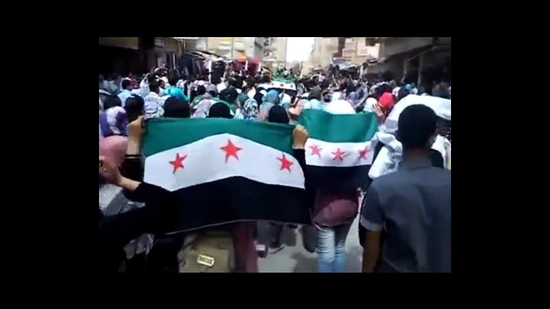 Siria, attivisti: Decine di migliaia in piazza, saliti a 5 i morti