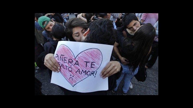Cile, bacio di massa per chiedere riforme istruzione