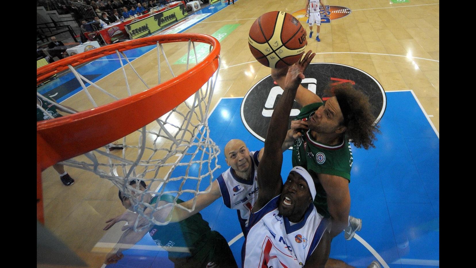 Basket, Cantù doma Siena 95-94 dopo un supplementare