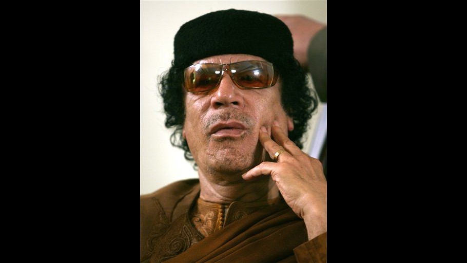 Gheddafi in tv: La guerra sarà lunga. Ma il suo premier lo abbandona
