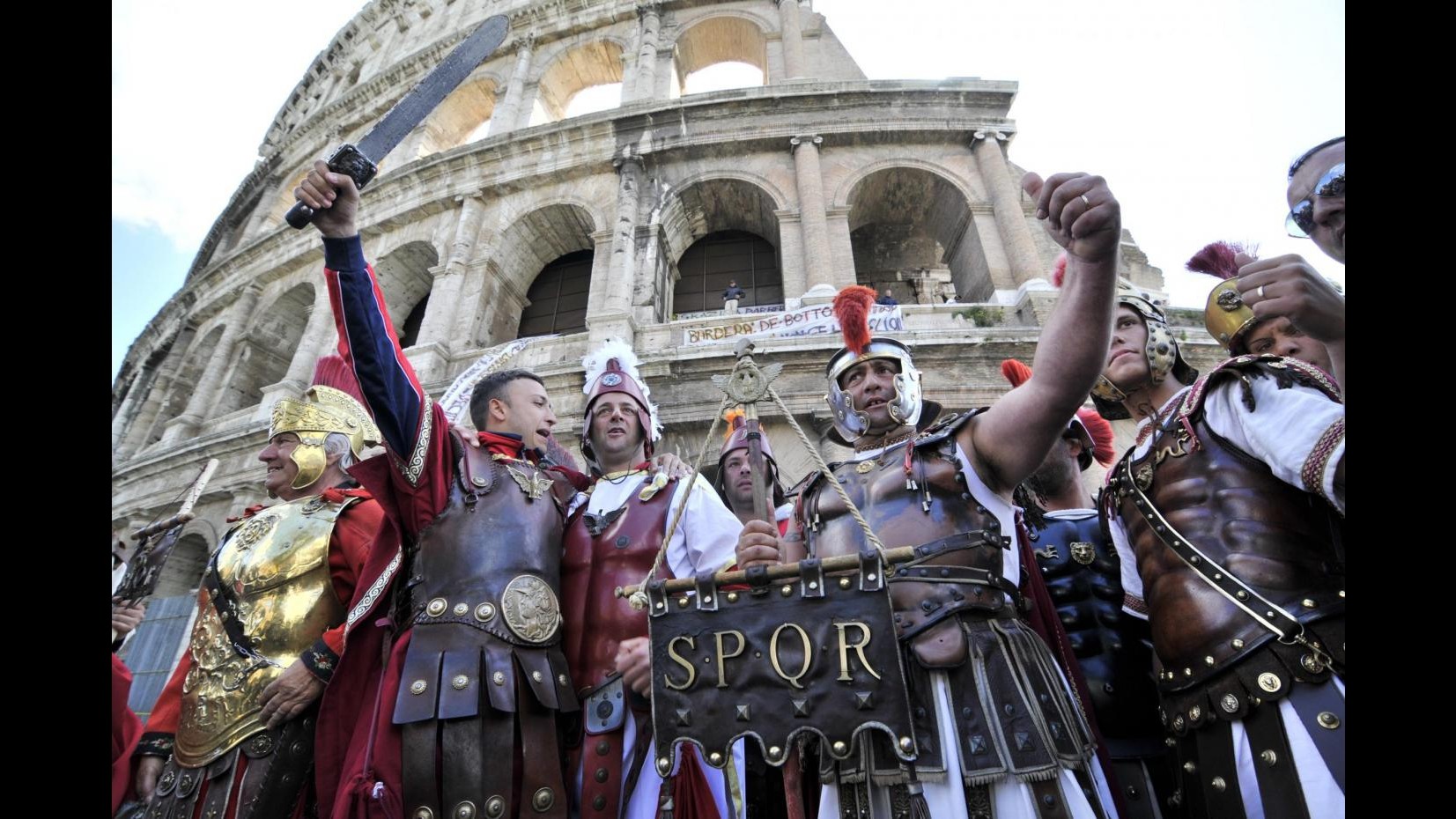 Protestano i centurioni: Colosseo occupato