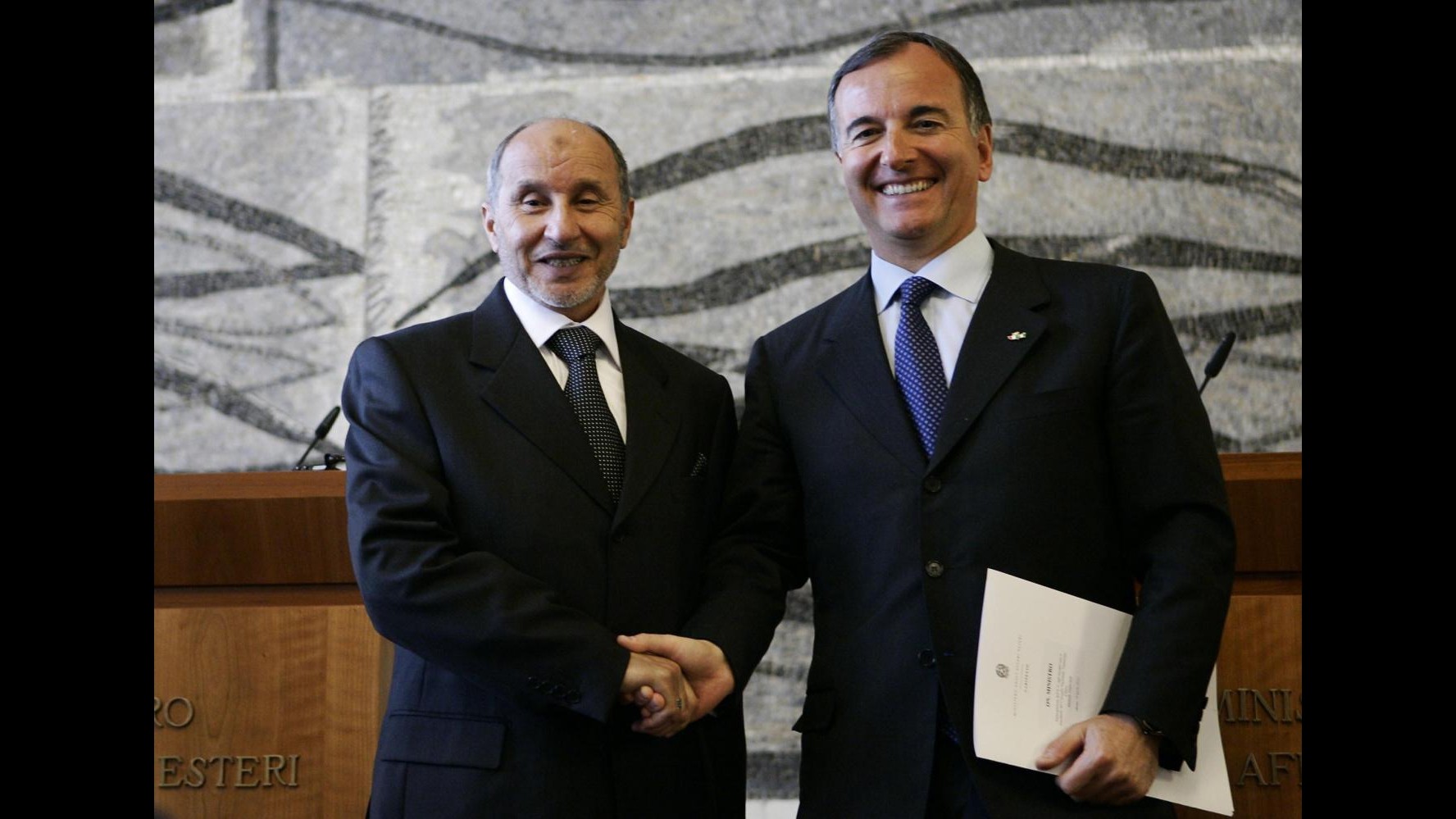 Sul tavolo lo scongelamento dei fondi, Italia punta su soldi e benzina