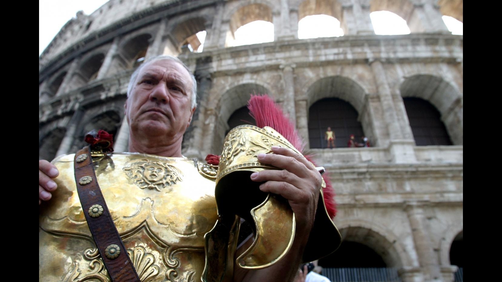 Roma, i centurioni occupano Colosseo