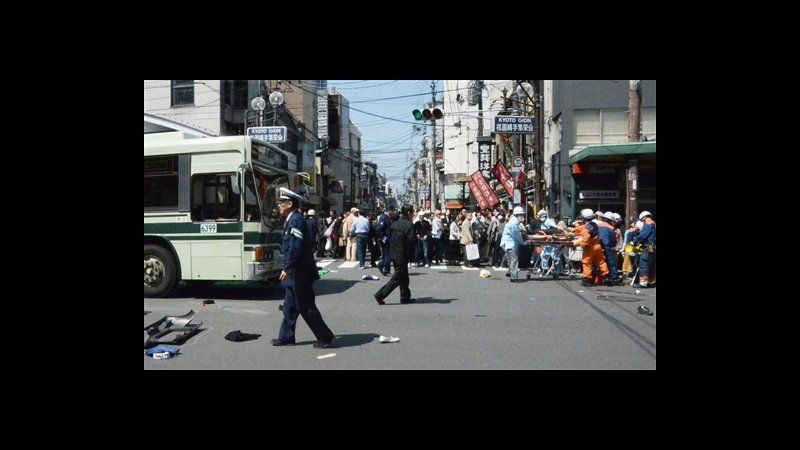 Giappone, minivan travolge pedoni a Kyoto: 8 morti