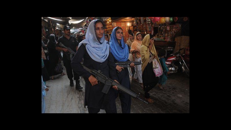 Pakistan, attentato suicida davanti a moschea a Quetta: 10 morti