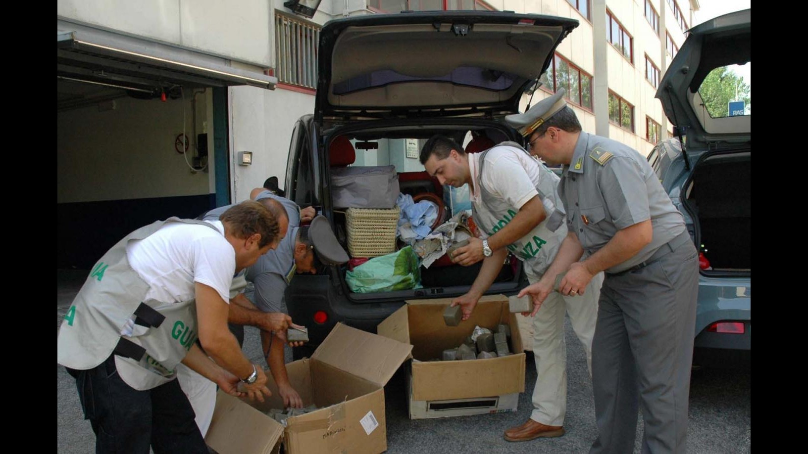 Napoli, nasconde 1.2 tonnellate di hashish in un viadotto, arrestato