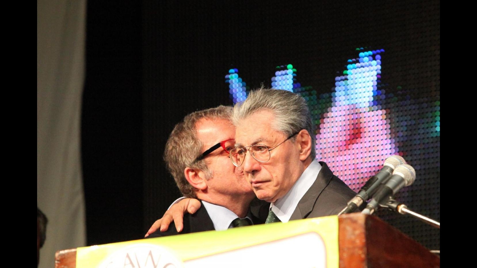 Bossi e Maroni insieme a Bergamo, Senatur in lacrime