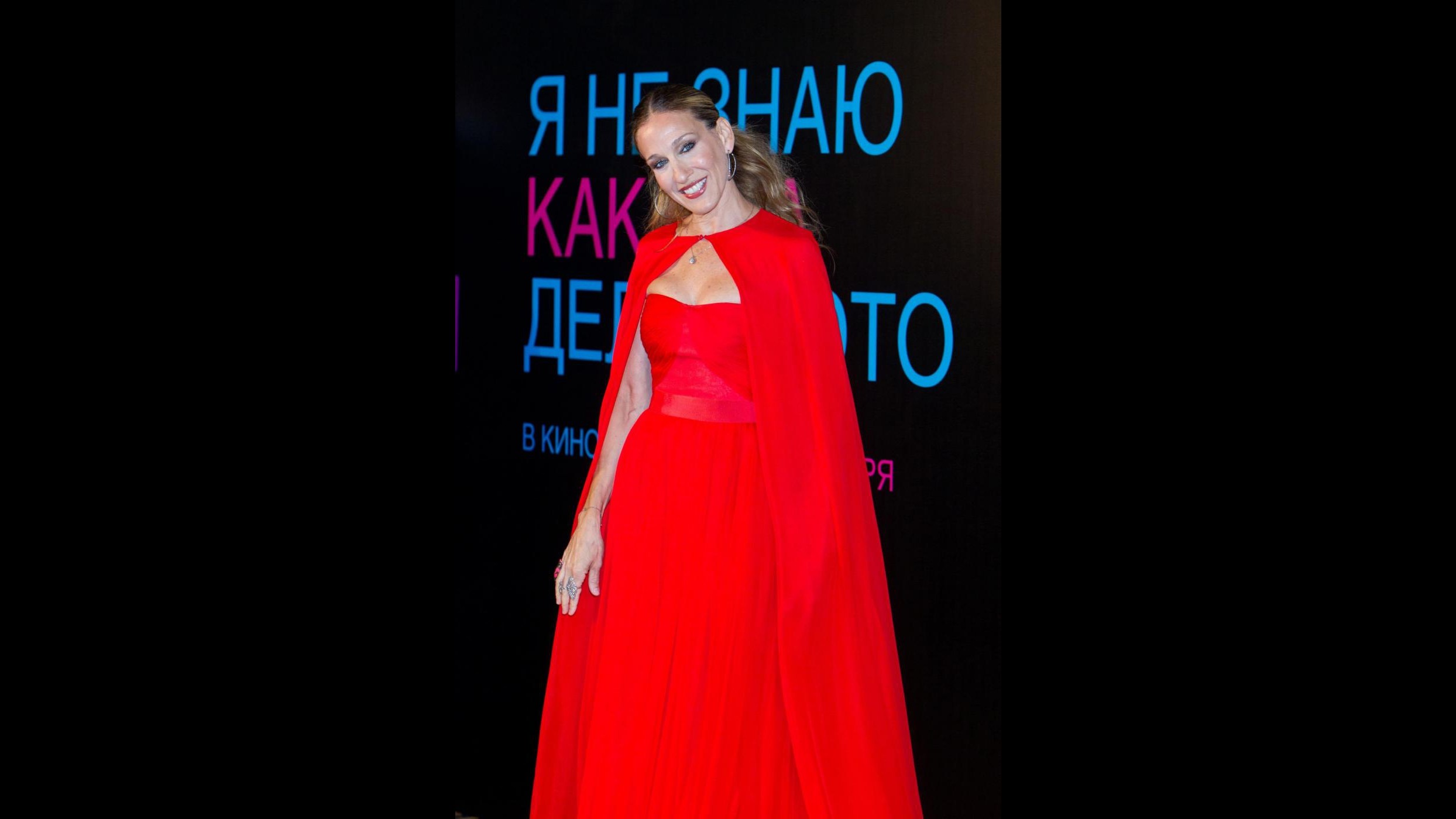 Sarah Jessica Parker come Cappuccetto rosso alla premiere di Mosca