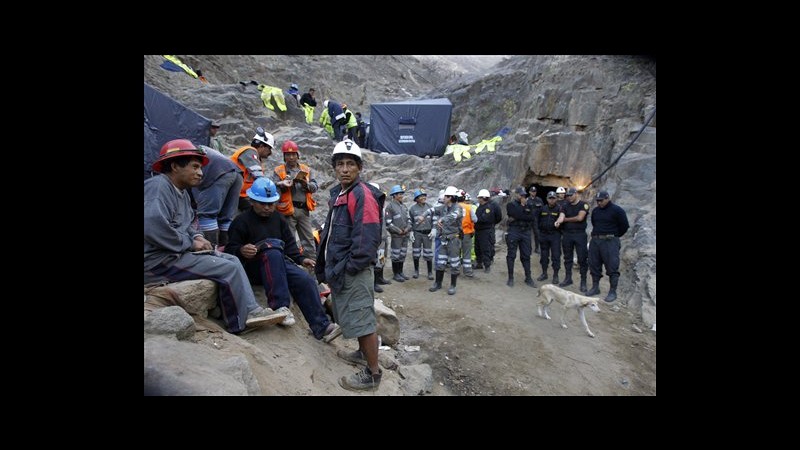 Perù, piccolo crollo ritarda sforzi per liberare minatori intrappolati
