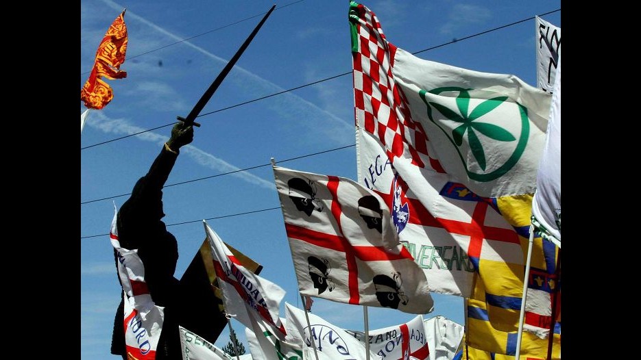 Lega, a Bergamo scende in piazza il popolo ‘padano’ armato di scope