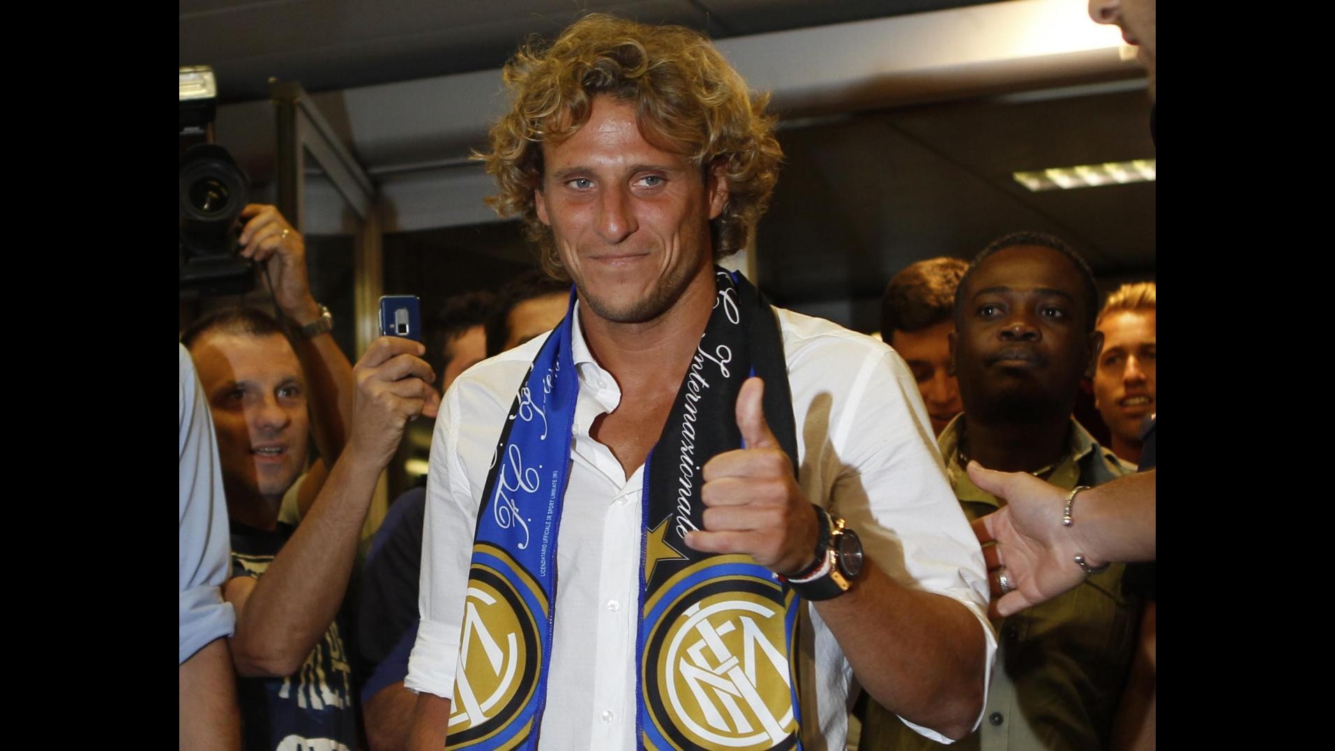 Forlan accolto dai tifosi a Malpensa, domani firma per l’Inter