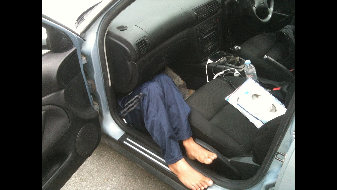 Sbarchi, fermata auto a Bari con clandestino nascosto nel cruscotto