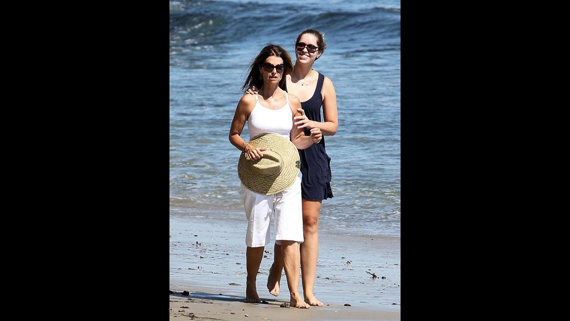 Maria Shriver ex Schwarzenegger passeggia sulla sabbia con la figlia