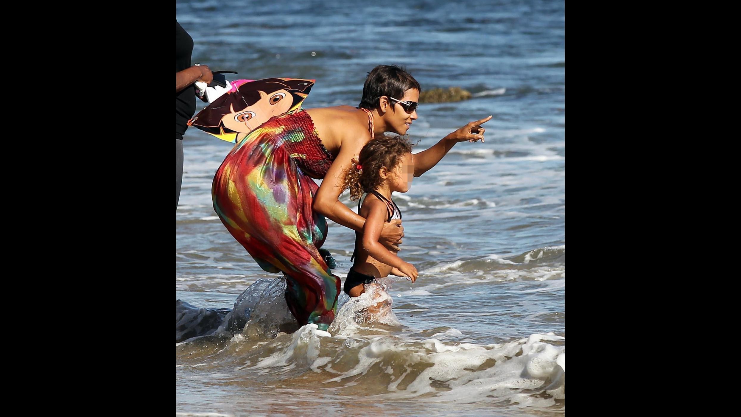 Halle Berry in spiaggia con la figlia prima di iniziare il nuovo film