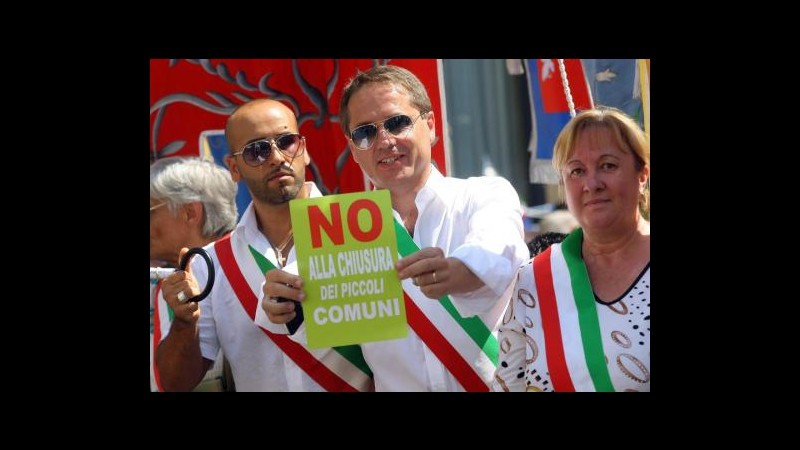Manovra, stamane vertice ad Arcore e sindaci in piazza
