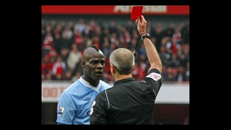 Premier, City ko. Balotelli espulso e Mancini lo scarica. United a +8