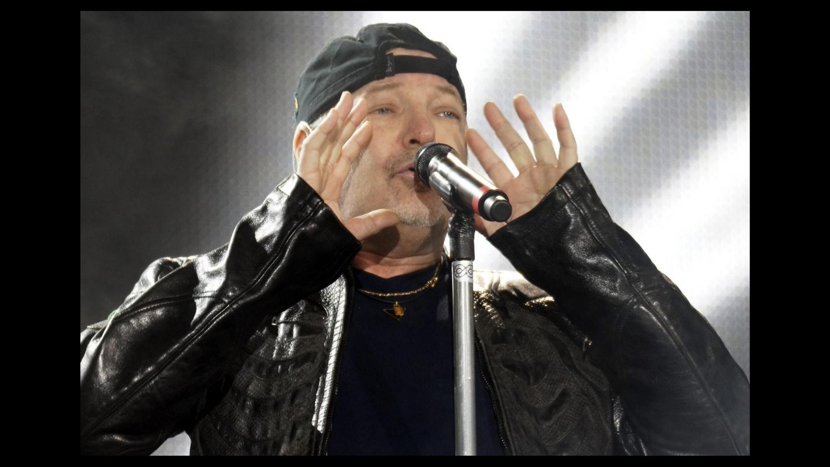 Vasco Rossi torna con il nuovo brano ‘I soliti’ annunciato su Facebook