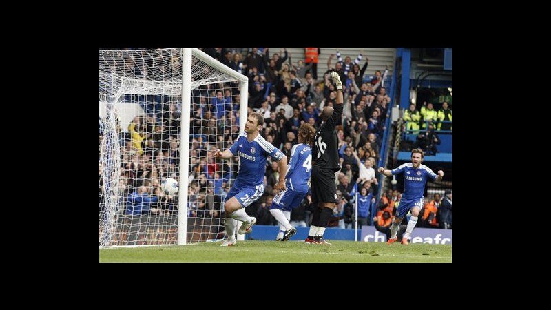 Premier League, Chelsea vince in extremis, pari Tottenham e Liverpool