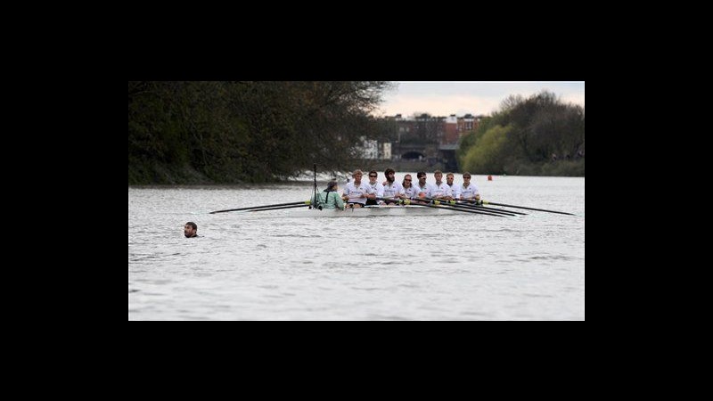 Canottaggio, Cambridge supera Oxford dopo stop per invasore