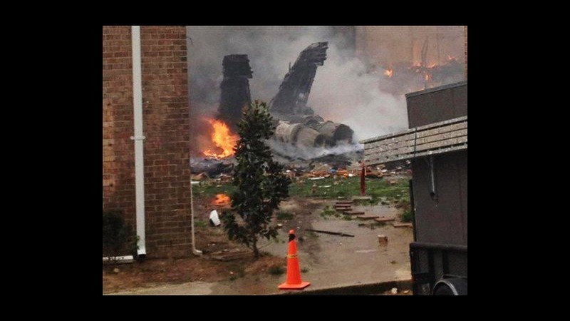 Usa, F-18 si schianta su case a Virginia Beach: 3 dispersi