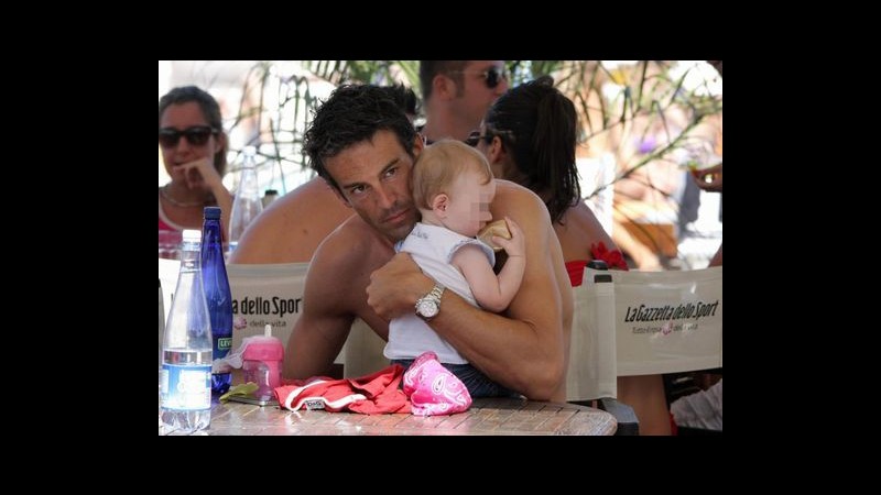Denny Montesi papà ideale sulla spiaggia di Milano Marittima