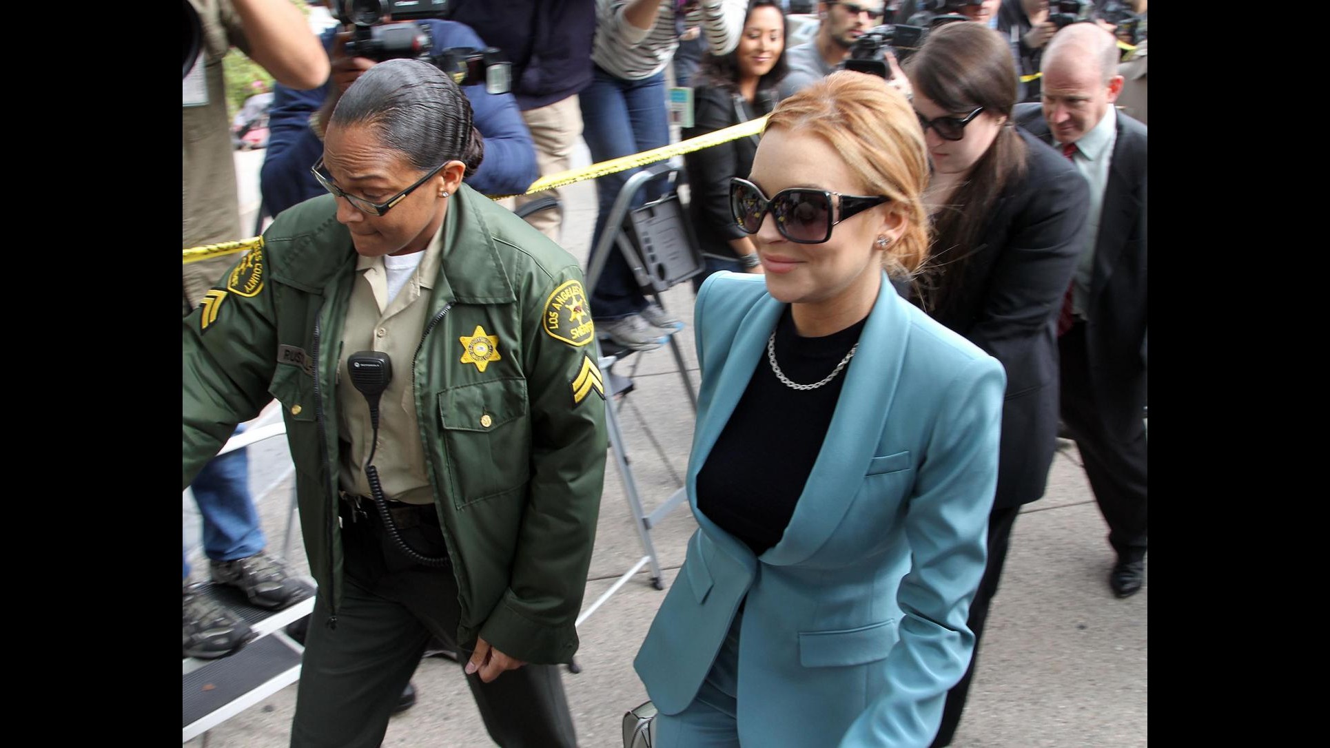 Lindsay Lohan è in bolletta e vende vestiti e scarpe firmate