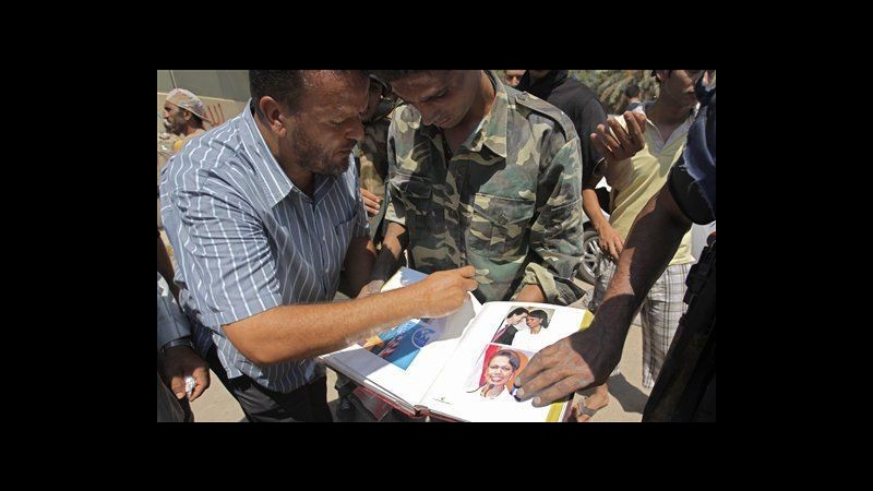 Libia, passione di Gheddafi per la Rice documentata da foto nel bunker