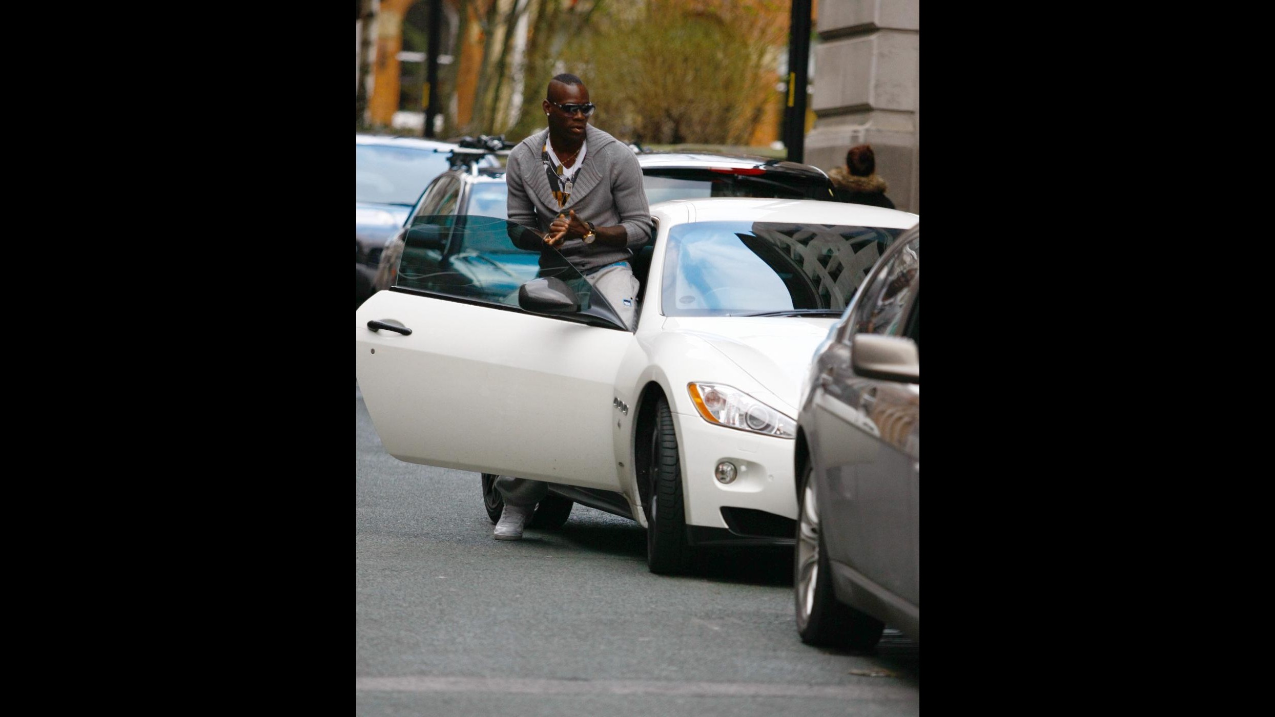 Balotelli illeso dopo incidente d’auto. Mancini: Ogni volta una guerra