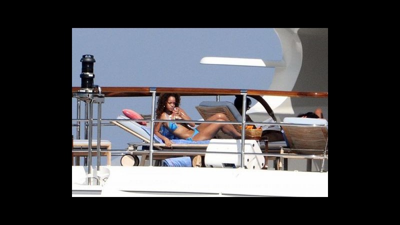 Rihanna sullo yacht a Saint Tropez, tanto relax e pochi sorrisi