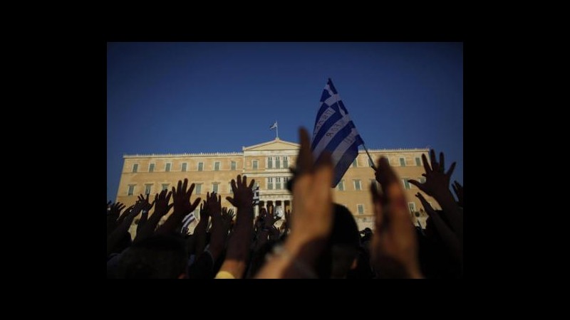 Grecia, 77enne si suicida sparandosi in piazza Syntagma di Atene