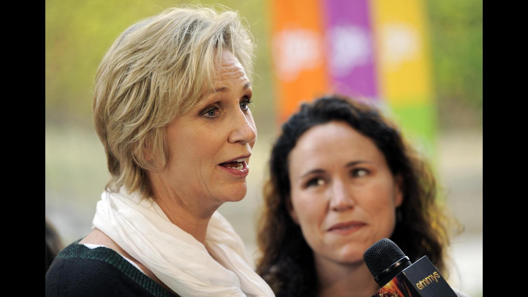 Jane Lynch si sente in colpa per essere stata con l’amante di un’amica