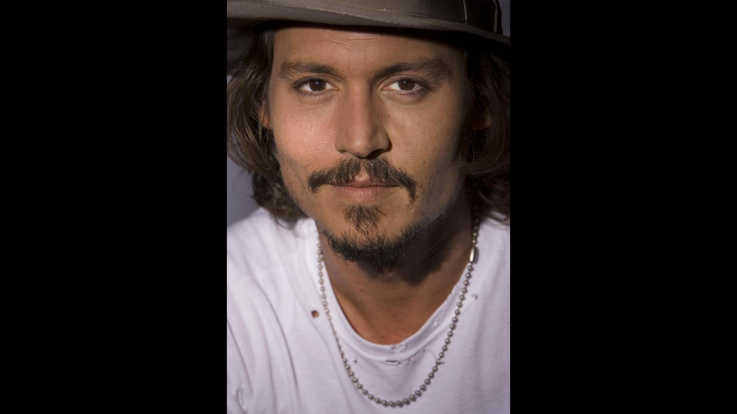 Johnny Depp dona alcuni dei suoi cappelli al figlio di Sandra Bullock