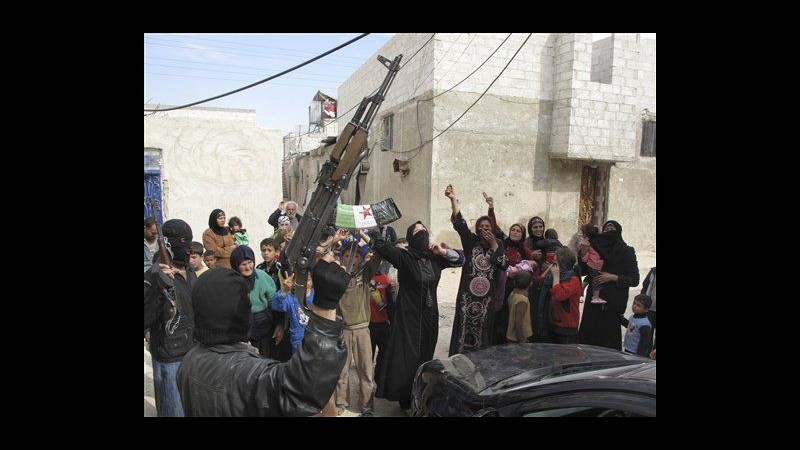 Siria, capo Croce rossa incontra ministri per chiedere accesso aiuti