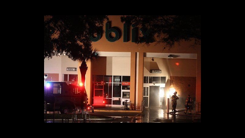 Usa, piccolo aereo si schianta su centro commerciale Florida: 5 feriti