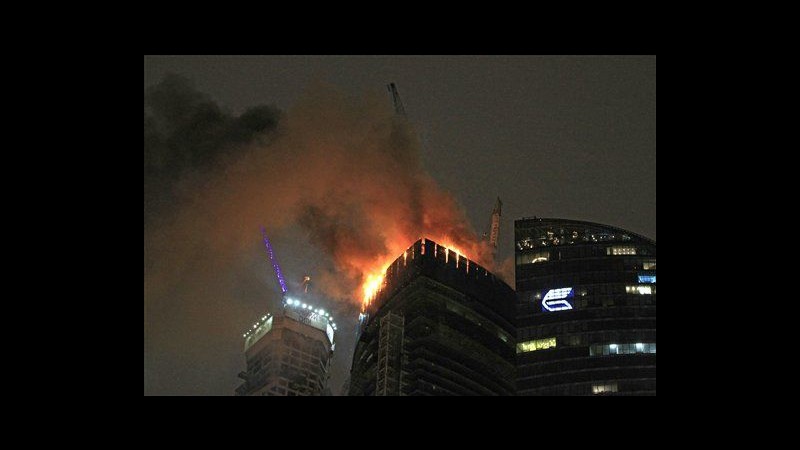 Russia, incendio su grattacielo in costruzione a 250 metri d’altezza