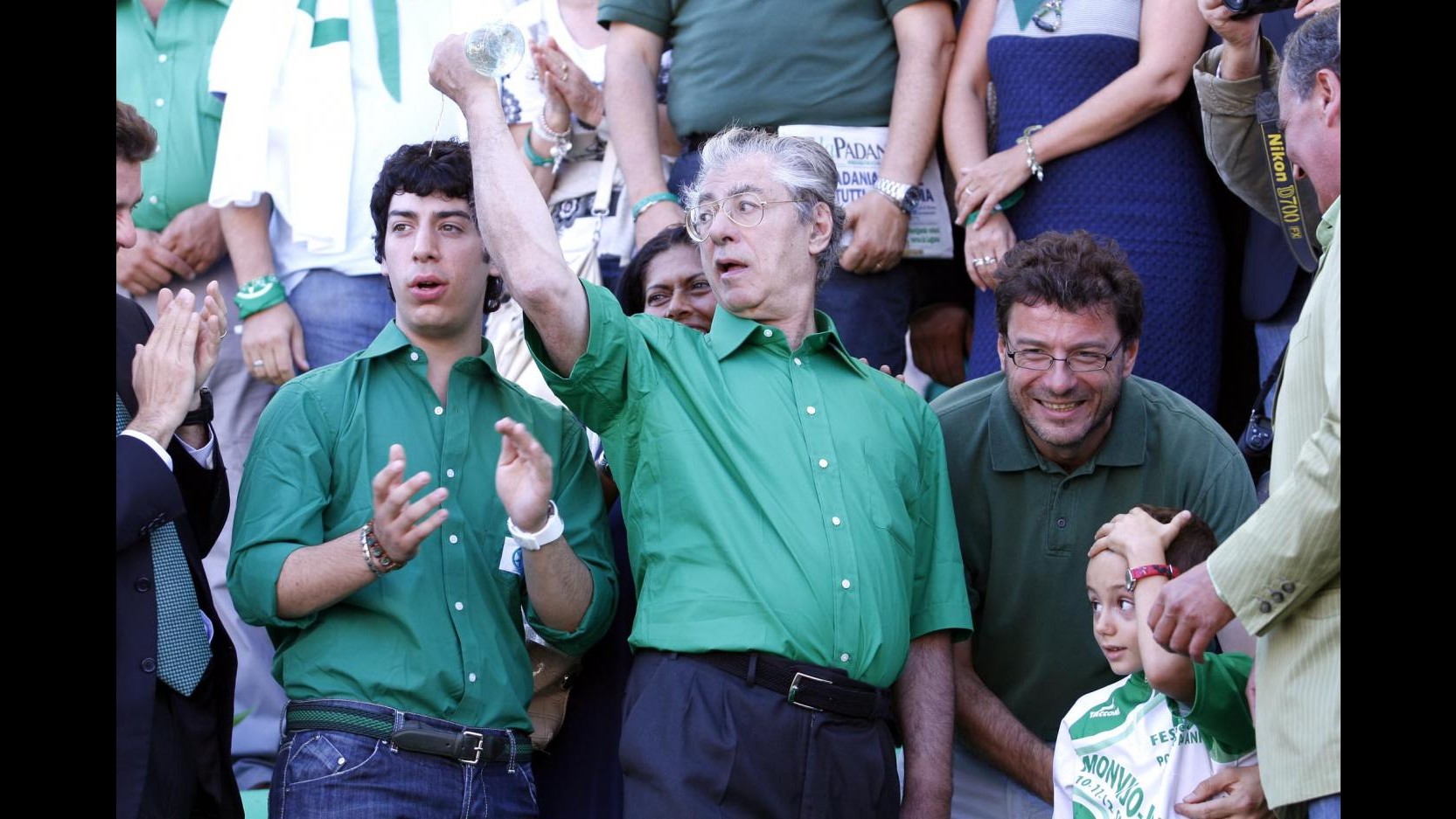 Lega, Bossi: Dopo di me sul Po verrà Renzo, ma bisogna svegliarlo